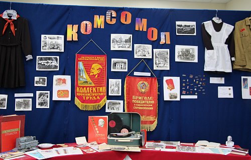 С нотками ностальгии – россияне празднуют 100 лет комсомолу
