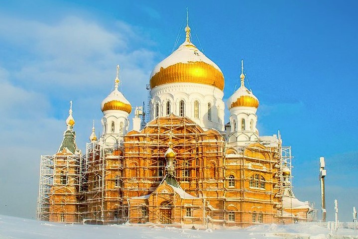 РПЦ рассказала, на чьи деньги строит по три храма в день!